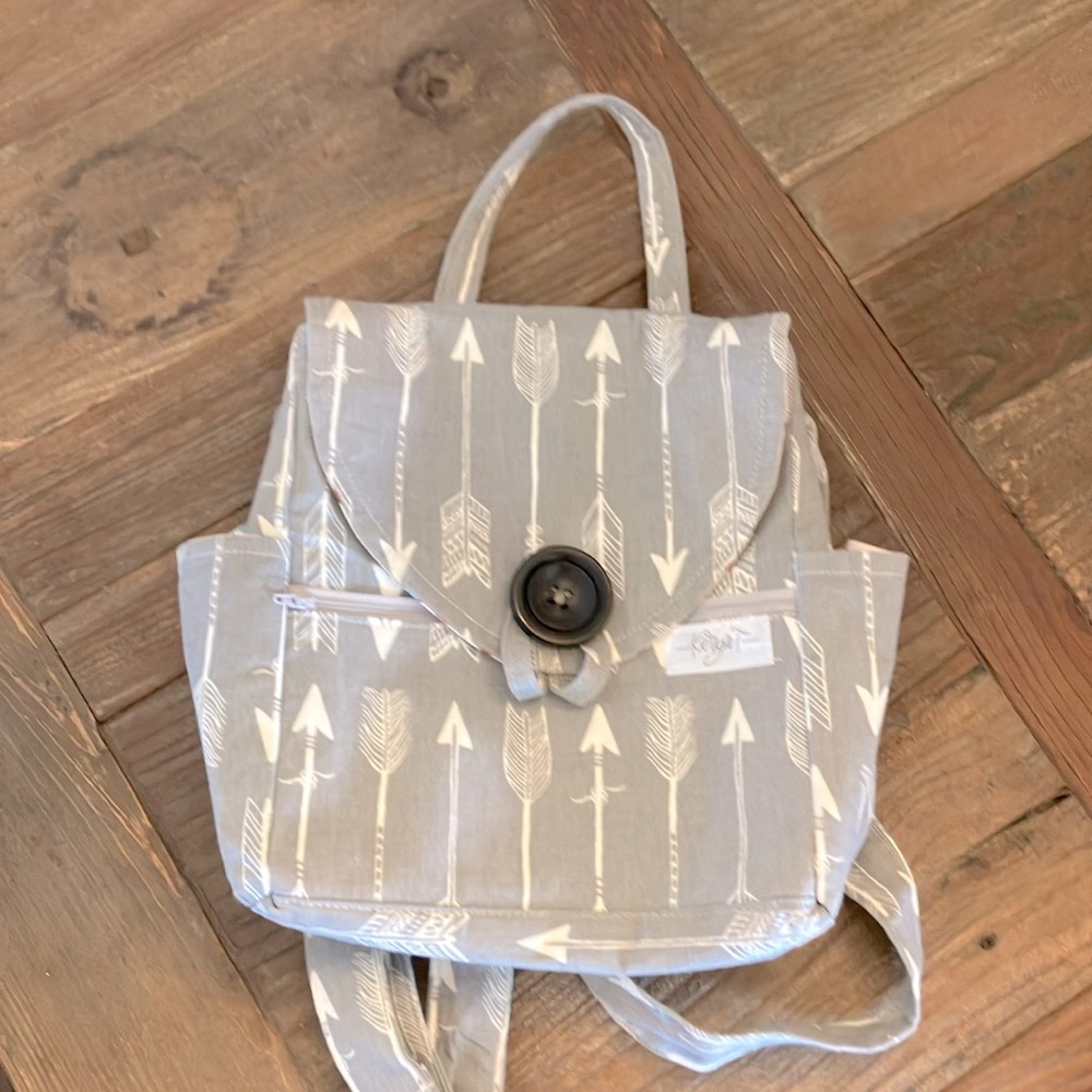 Lightweight Grey Arrow Patterned Backpack - image 1